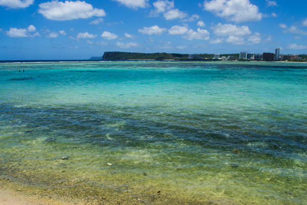 透き通る海