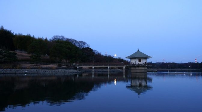 月と浮御堂